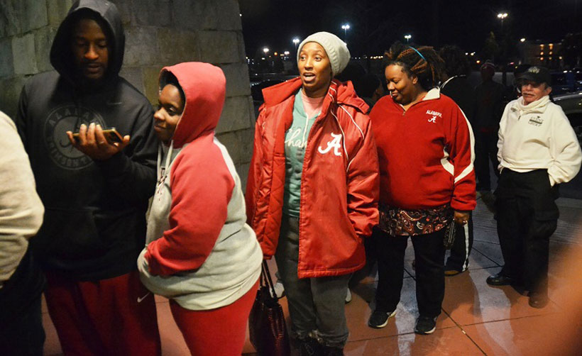 Customers make their way into Dick’s. (Solomon Crenshaw Jr./Alabama NewsCenter)