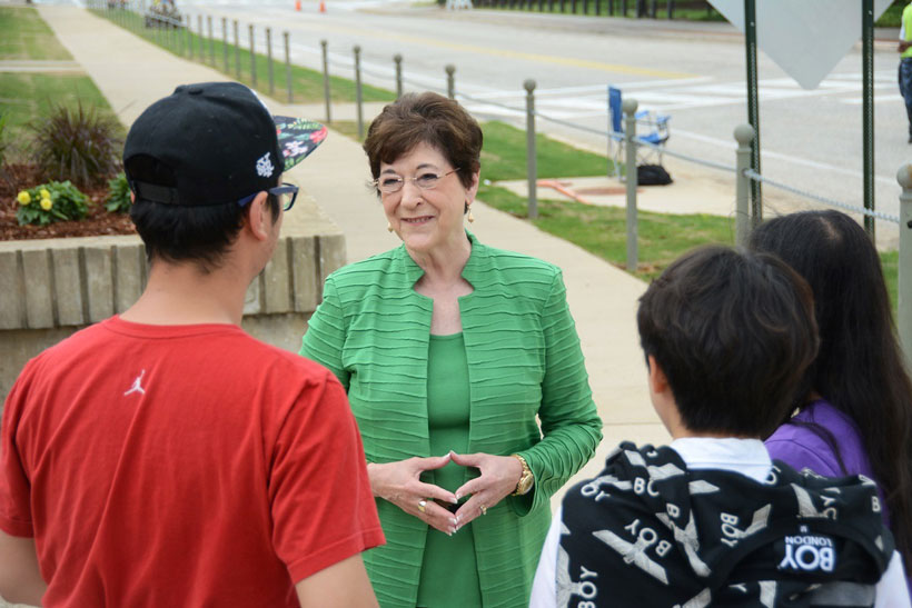 June Henton talks with students on the Auburn University campus. (Karim Shamsi-Basha/Alabama NewsCenter)